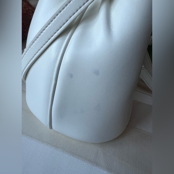 NEW JW PEI YULIA FAUX LEATHER BUCKET COLOR IVORY. Two straps removables - Picture 12 of 15